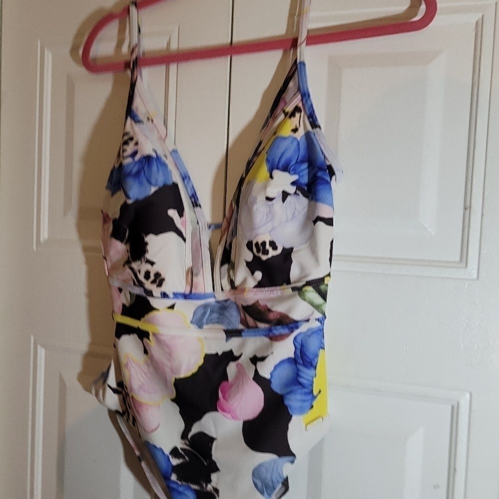 EUC Sunseeker Swimwear size 8 one piece flowers design low cut neck